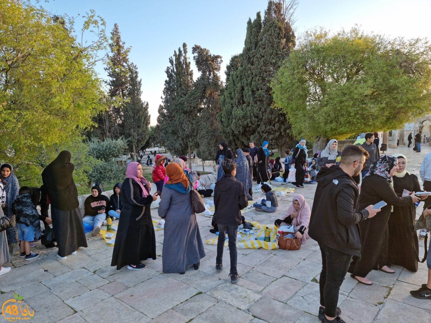  جولة في رحاب المسجد الأقصى قبيل موعد الافطار